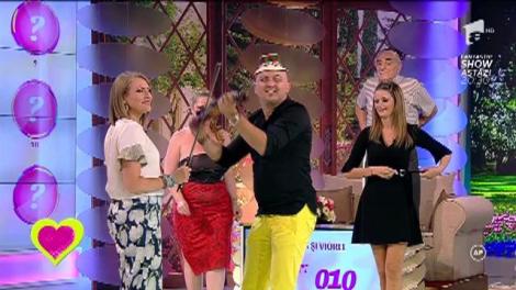 Vasilica Ceterasul cântă din toate pozițiile! A băgat arcușul între picioare și a dat startul la horă!