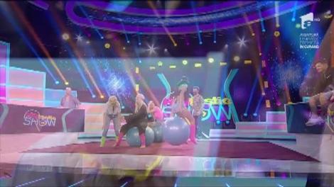 Proba ”Mingile muzicale”. Concurenții trebuie să danseze fără inhibiții legați la ochi