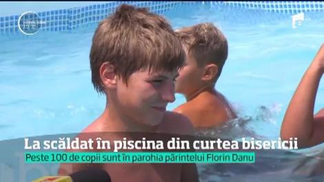 La scăldat, în piscina din curtea bisericii: "Nu am fost niciodată la mare"