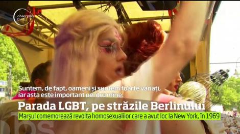 Susţinătorii comunităţii LGBT au invadat Berlinul. Au petrecut pe străzi la o paradă multicoloră, dar cu un mesaj foarte clar