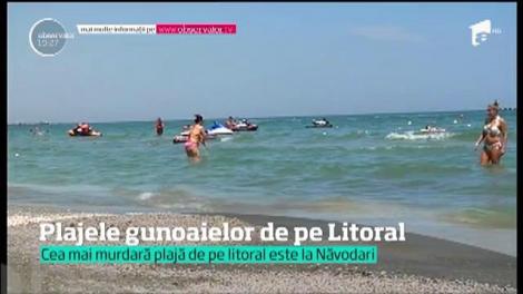 Pe litoral, mii de turişti îşi petrec vacanţa într-o imensă groapă de gunoi
