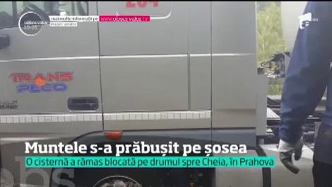 Ploile au adus dezastrul. Drumul care leagă Măneciu de Cheia, în judeţul Prahova, este complet blocat
