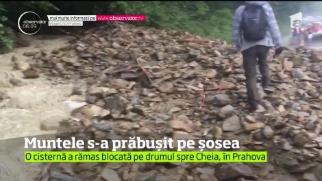 Ploile au adus dezastrul. Drumul care leagă Măneciu de Cheia, în judeţul Prahova, a fost complet blocat