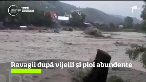 Furtunile şi ploile abundente au făcut prăpăd în ţară