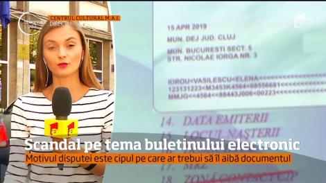 Este scandal pe tema cărţii electronice cu cip, lansată din nou de Ministerul de Interne