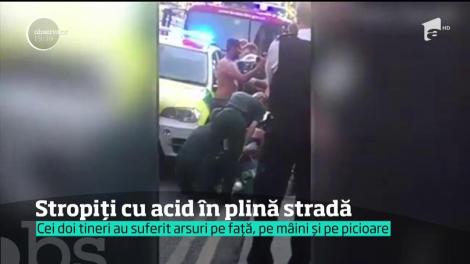 Doi tineri au fost stropiți cu acid pe una dintre străzile aglomerate ale Londrei
