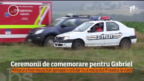 Ceremonii de comemorare pentru militaru care şi-a pierdut viaţa după un exerciţiu de paraşutare