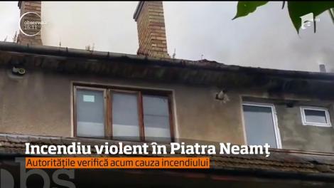 Un incendiu puternic a mistuit acoperişul unui bloc din Piatra Neamţ