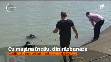 Intervenţie dificilă a autorităţilor din Bacău. Mai bine de patru ore, pompieri, poliţişti şi scafandri au muncit ca să scoată din râul Bistriţa un autoturism