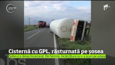 O cisternă plină cu 12 tone de GPL s-a răsturnat pe o şosea din judeţul Brăila