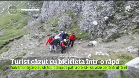 Un turist a căzut cu bicicleta într-o râpă adâncă de 40 de metri, în apropiere de Vârful Omu