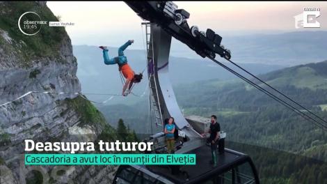 Un bărbat a stat în mâini pe o frânghie suspendată între două telecabine. Imaginile îți taie răsuflarea (VIDEO)