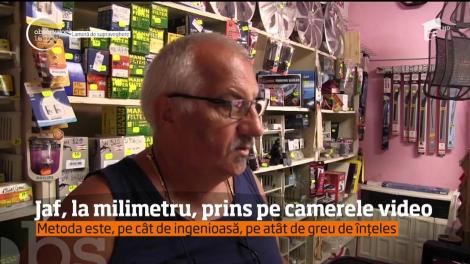 Furt în timp-record la Arad! Un hoţ a reuşit să intre în maşina unui agent comercial şi să-i ia toţi banii pe care i-a găsit!