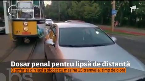O șoferiță din Iași a blocat cu mașina 15 tramvaie, timp de o oră