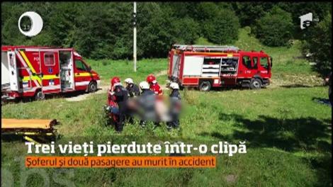 Trei oameni şi-au pierdut viaţa, după ce s-au răstunat cu maşina într-o râpă, pe drumul dintre Râşnov şi Predeal