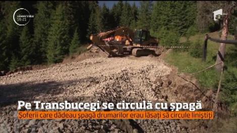 Transbucegi a fost închis pentru reparații, dar unii șoferi au fost lăsaţi să treacă după ce au plătit o sumă modică