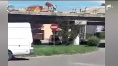 Ca la noi, la nimeni! Doi angajați au băgat gunoiul "sub preș" sau... sub pasarela (VIDEO)