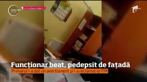 Un funcţionar public, vedetă pe Internet! Beat și furios, omul înjură și țipă. Cu imaginile în față, le vorbește reporterilor ca despre o altă persoană: "Este în concediu. Nu prea bea"