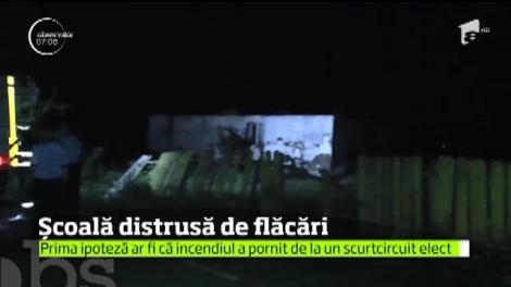 Incendiu violent la o şcoală din Neamţ. Localnicii au încercat chiar ei să stingă văpaia, dar fără succes