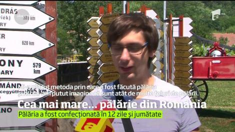 3 kilograme. Atât cântăreşte o pălărie de paie care, vă vine să credeţi sau nu, se şi poate purta. O găsim chiar la noi, în România
