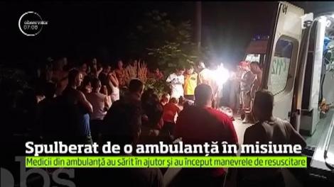 În Dâmboviţa, o ambulanţă în misiune a spulberat pe şosea un bărbat care traversase neregulamentar