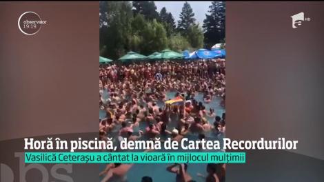 Record demn de Guiness Book! Tradiţia a intrat la apă, la propriu! Hora românească s-a mutat, din nou, în piscină