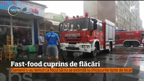 Panică la Reşiţa, unde un fast-food a fost cuprins de flăcări!