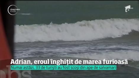 În marea agitată, la malul căreia flutură steagul roşu, un alt bărbat s-a înecat astăzi. A încercat să salveze o mamă la un pas să moară, în valuri, alături de copiii ei