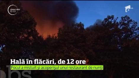 Incendiu devastator în Galaţi. O hală de aproape 1.000 de metri pătraţi arde cu vâlvătaie, de mai bine de 12 ore