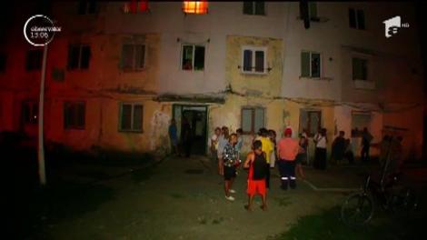 A fost panică într-un bloc din Bârlad. 40 de locatari, printre care şi 12 copii, au fost evacuaţi!