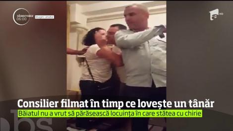Revoltător! Consilier local, filmat în timp ce lovește un tânăr. De la ce a pornit disputa