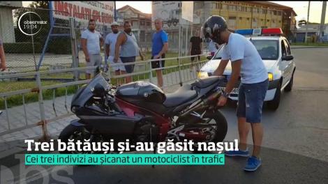 Trei indivizi puşi pe scandal l-au şicanat în trafic pe un motociclist