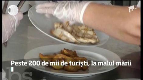 Aglomerație pe litoral! Cei peste 200 de mii de turişti abia şi-au făcut loc la malul mării