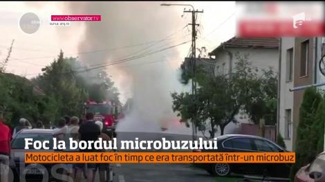 Incident neobişnuit pe autostrada Arad - Timișoara. O motocicletă a luat foc în interiorul unui microbuz