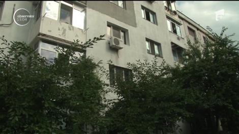 Un copil de doi ani şi zece luni s-a prăbuşit în gol de la etajul trei al unui bloc din Ploieşti