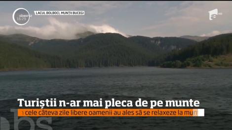 În minivacanţa de Sfânta Maria, Lacul Bolboci a devenit loc de atracție pentru sute de turiști