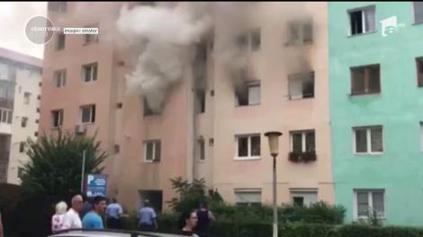 S-a dezlănţuit haosul într-un bloc din Sibiu după ce unul din apartamentele aflate la etajul 2 a fost cuprins de un incendiu
