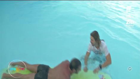 Theo Rose și Dorian Poapa, surfing în piscină!