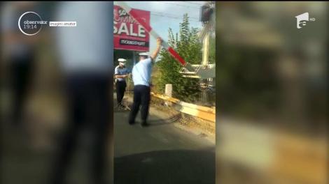 Situaţie hilară în Capitală. Barieră defectă, susținută de doi polițiști