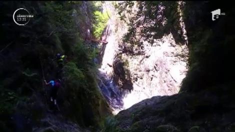 O tânără alpinistă vrea să le arate românilor că vacanţa pe crestele munţilor este o experienţă fantastică!