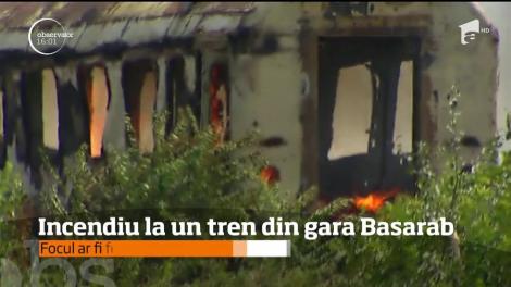 Incendiu la un tren din gara Basarab. Focul ar fi fost provocat de oamenii străzii