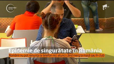 Epidemie de singurătate în România! Tinerii îşi petrec timpul cu telefonul în mână şi se izolează de restul lumii