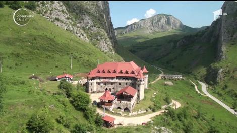 #100 de zile de vară. Un medic a reuşit să aducă la viaţă un castel vechi de 700 de ani