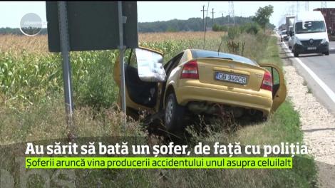 Au sărit să bată un șofer, de față cu poliția