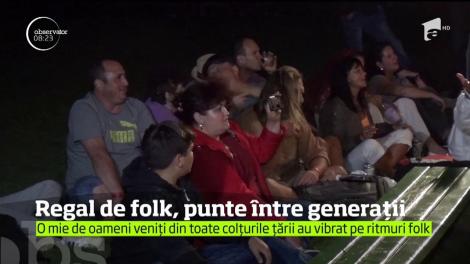 Regal de folk, pe malul lacului Colibiţa