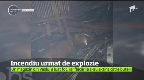 Incendiu urmat de explozie. Un magazin a luat foc, iar flăcările s-au extins rapid la depozitul de butelii din curtea acestuia