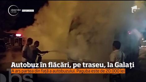 Clipe de groază într-o staţie din Galaţi, după ce un autobuz vechi a luat foc din senin