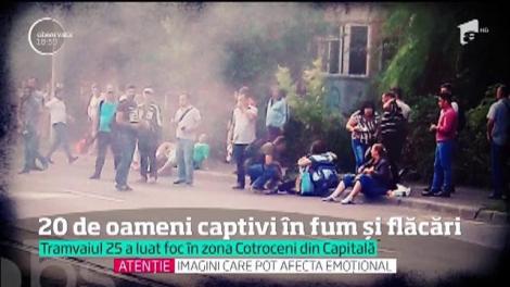 UPDATE! 20 de călători au rămas captivi în vagonul de tramvai invadat de fum şi flăcări. Cinci oameni au ajuns la spital cu atacuri de panică şi răni