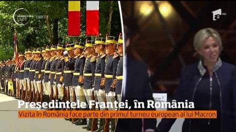 Preşedintele Franţei, Emmanuel Macron, şi soţia sa, Brigitte, au sosit în prima vizită oficială în România. Ce ținute au ales PRIMELE DOAMNE!