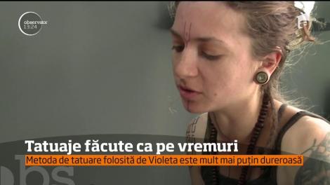 O tânără care foloseşte o tehnică veche de sute de ani pentru tatuaje, îşi împărtăşeşte stilul aparte zilele acestea la Sibiu